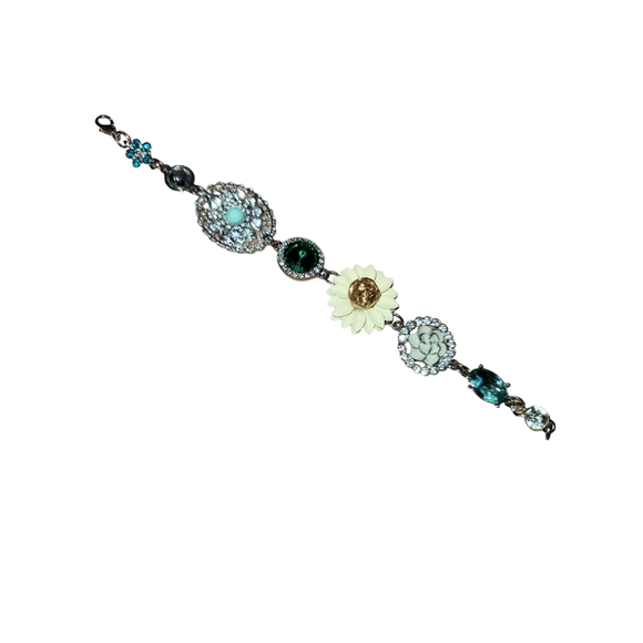 Queen2KeepUp Boutique Jewelry - Rhinestone and Flower Bracelet